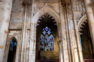 SEMUR-EN-AUXOIS, COTE-D 'OR, FRANCE, 29 Ekim 2024: Notre-Dame Koleji' nin iç ve mimari detayları