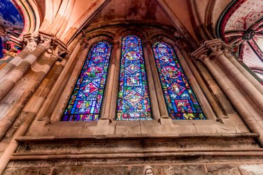 SEMUR-EN-AUXOIS, COTE-D 'OR, FRANCE, 29 Ekim 2024: Notre-Dame Koleji' nin iç ve mimari detayları