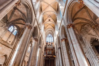 SEMUR-EN-AUXOIS, COTE-D 'OR, FRANCE, 29 Ekim 2024: Notre-Dame Koleji' nin iç ve mimari detayları