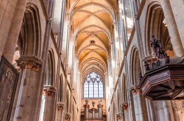 SEMUR-EN-AUXOIS, COTE-D 'OR, FRANCE, 29 Ekim 2024: Notre-Dame Koleji' nin iç ve mimari detayları