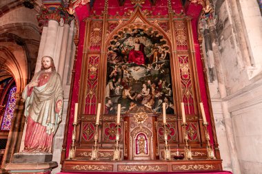 SEMUR-EN-AUXOIS, COTE-D 'OR, FRANCE, 29 Ekim 2024: Notre-Dame Koleji' nin iç ve mimari detayları