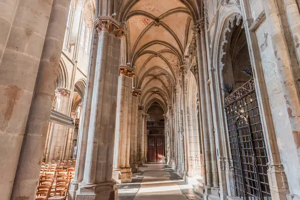 SEMUR-EN-AUXOIS, COTE-D 'OR, FRANCE, 29 Ekim 2024: Notre-Dame Koleji' nin iç ve mimari detayları