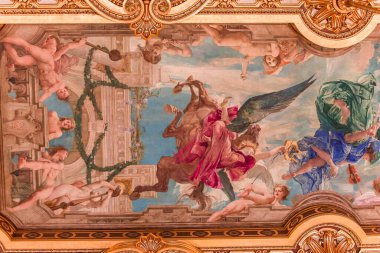 PARIS, FRANCE, 14 Mart 2017: Ressamlar Paul Baudry ve Jules-Elie Delaunay 'in çıplak figürlerinin yer aldığı freskler Palais Garnier Büyük Fuarı, Paris Operası, 19. yüzyıl