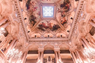 PARIS, FRANCE, 14 Mart 2017: 19. yüzyıl Paris Operası 'nda ressamlar Paul Baudry ve Jules-Elie Delaunay' in iç tavan resimleri