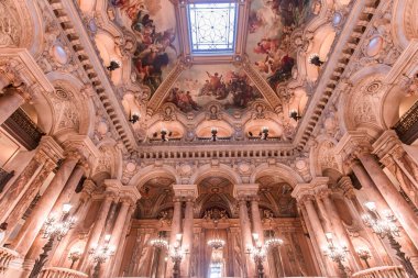 PARIS, FRANCE, 14 Mart 2017: 19. yüzyıl Paris Operası 'nda ressamlar Paul Baudry ve Jules-Elie Delaunay' in iç tavan resimleri