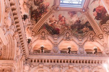 PARIS, FRANCE, 14 Mart 2017: 19. yüzyıl Paris Operası 'nda ressamlar Paul Baudry ve Jules-Elie Delaunay' in iç tavan resimleri