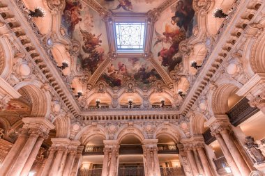 PARIS, FRANCE, 14 Mart 2017: 19. yüzyıl Paris Operası 'nda ressamlar Paul Baudry ve Jules-Elie Delaunay' in iç tavan resimleri