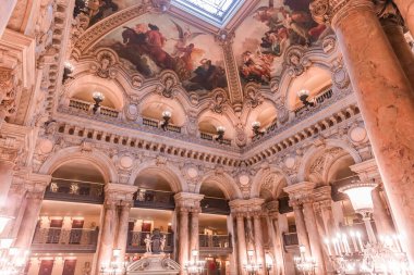 PARIS, FRANCE, 14 Mart 2017: 19. yüzyıl Paris Operası 'nda ressamlar Paul Baudry ve Jules-Elie Delaunay' in iç tavan resimleri