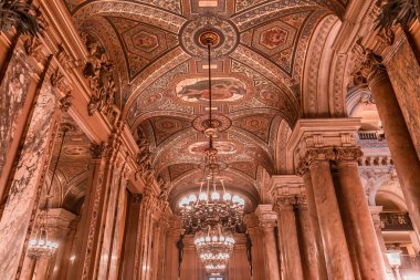 PARIS, FRANCE, 14 Mart 2017: 19. yüzyıl Paris Operası 'nda ressamlar Paul Baudry ve Jules-Elie Delaunay' in iç tavan resimleri