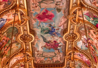 PARIS, FRANCE, 14 Mart 2017: 19. yüzyıl Paris Operası 'nda ressamlar Paul Baudry ve Jules-Elie Delaunay' in iç tavan resimleri