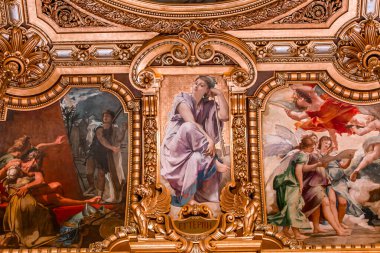 PARIS, FRANCE, 14 Mart 2017: 19. yüzyıl Paris Operası 'nda ressamlar Paul Baudry ve Jules-Elie Delaunay' in iç tavan resimleri