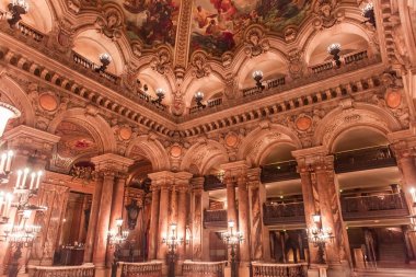 PARIS, FRANCE, 22 ARALIK 2012: Opera de Paris 'teki tavan fresklerinin iç görünümü, Palais Garnier 