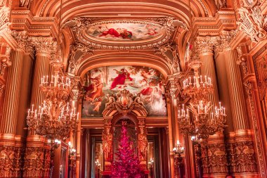 PARIS, FRANCE, 22 ARALIK 2012: Opera de Paris 'teki tavan fresklerinin iç görünümü, Palais Garnier 