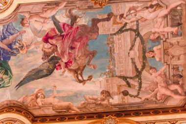 PARIS, FRANCE, 14 Mart 2017: İç barok dekorlar ve Garnier Sarayı freskleri, Paris Operası, 19. yüzyıl