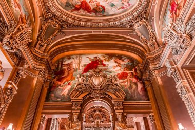 PARIS, FRANCE, 14 Mart 2017: İç barok dekorlar ve Garnier Sarayı freskleri, Paris Operası, 19. yüzyıl