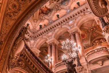 PARIS, FRANCE, 14 Mart 2017: İç barok dekorlar ve Garnier Sarayı freskleri, Paris Operası, 19. yüzyıl