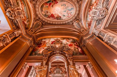 PARIS, FRANCE, 14 Mart 2017: İç barok dekorlar ve Garnier Sarayı freskleri, Paris Operası, 19. yüzyıl