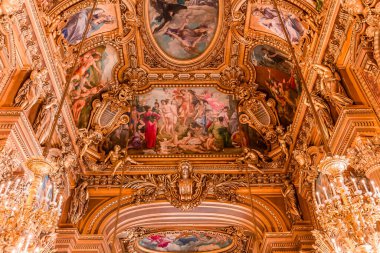 PARIS, FRANCE, 14 Mart 2017: 19. yüzyıl Paris Operası, Garnier Sarayı 'ndaki büyük fuayenin iç freskleri ve avizeleri