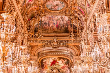 PARIS, FRANCE, 14 Mart 2017: 19. yüzyıl Paris Operası, Garnier Sarayı 'ndaki büyük fuayenin iç freskleri ve avizeleri