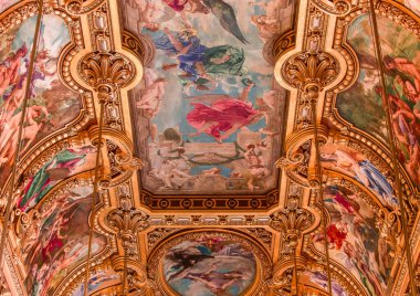 PARIS, FRANCE, 14 Mart 2017: 19. yüzyıl Paris Operası, Garnier Sarayı 'ndaki büyük fuayenin iç freskleri ve avizeleri