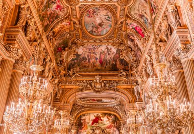 PARIS, FRANCE, 14 Mart 2017: 19. yüzyıl Paris Operası, Garnier Sarayı 'ndaki büyük fuayenin iç freskleri ve avizeleri