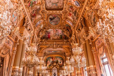 PARIS, FRANCE, 14 Mart 2017: 19. yüzyıl Paris Operası, Garnier Sarayı 'ndaki büyük fuayenin iç freskleri ve avizeleri