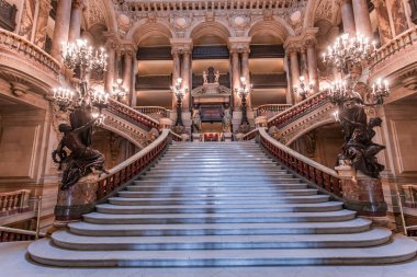 PARIS, FRANCE, 14 Mart 2017: Garnier Sarayı 'nın büyük merdiveni, 19. yüzyıl Paris Operası