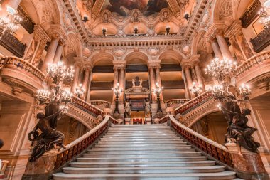 PARIS, FRANCE, 14 Mart 2017: Garnier Sarayı 'nın büyük merdiveni, 19. yüzyıl Paris Operası