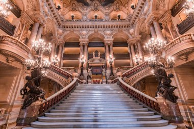 PARIS, FRANCE, 14 Mart 2017: Garnier Sarayı 'nın büyük merdiveni, 19. yüzyıl Paris Operası