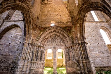 LARCHANT, SEINE-ET-MARNE, FRANCE, AĞUSTOS 22, 2024: Saint Mathurin Bazilikası 'nın dış ve mimari süslemeleri