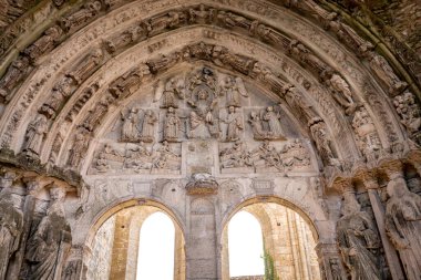 LARCHANT, SEINE-ET-MARNE, FRANCE, AĞUSTOS 22, 2024: Saint Mathurin Bazilikası 'nın dış ve mimari süslemeleri