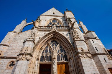 MORET-SUR-LOING, SEINE-ET-MARNE, FRANCE, AĞUSTOS 22, 2024: Gençliğimizin Gotik Kilisesinin dış ve mimari ayrıntıları