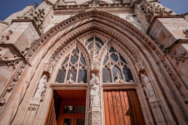 MORET-SUR-LOING, SEINE-ET-MARNE, FRANCE, AĞUSTOS 22, 2024: Gençliğimizin Gotik Kilisesinin dış ve mimari ayrıntıları