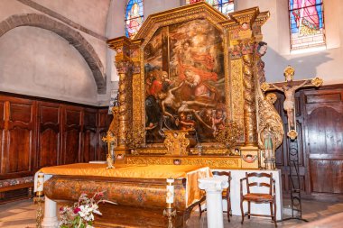 TRANS-EN-PROVENCE, VAR, FRANCE, EKİM 23 Ekim 2024: Saint Victor Kilisesi 'nin iç ve mimari detayları