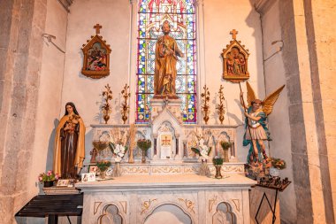 TRANS-EN-PROVENCE, VAR, FRANCE, EKİM 23 Ekim 2024: Saint Victor Kilisesi 'nin iç ve mimari detayları