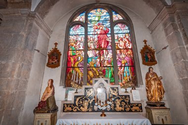 TRANS-EN-PROVENCE, VAR, FRANCE, EKİM 23 Ekim 2024: Saint Victor Kilisesi 'nin iç ve mimari detayları