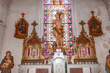 TRANS-EN-PROVENCE, VAR, FRANCE, EKİM 23 Ekim 2024: Saint Victor Kilisesi 'nin iç ve mimari detayları