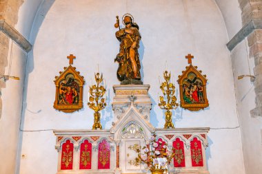 TRANS-EN-PROVENCE, VAR, FRANCE, EKİM 23 Ekim 2024: Saint Victor Kilisesi 'nin iç ve mimari detayları