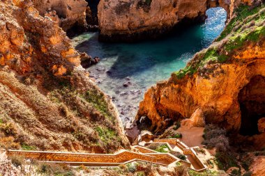 Lagos, Portekiz, 27 Ocak 2019: Ponta da Piedade Cliffs Ocak, 27, 2019, Lagos, algarve, portuga içinde