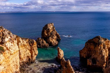 Lagos, Portekiz, 27 Ocak 2019: Ponta da Piedade Cliffs Ocak, 27, 2019, Lagos, algarve, portuga içinde