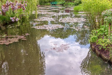 GIVERNY, FRANCE, 21 Mayıs 2015: Empresyonist bahçeler ve Claude Monet göletleri Giverny, Normandiya, Fransa
