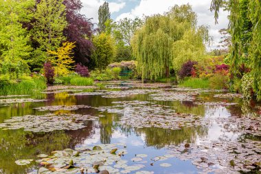 GIVERNY, FRANCE, 21 Mayıs 2015: Empresyonist bahçeler ve Claude Monet göletleri Giverny, Normandiya, Fransa