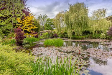 GIVERNY, FRANCE, 21 Mayıs 2015: Empresyonist bahçeler ve Claude Monet göletleri Giverny, Normandiya, Fransa