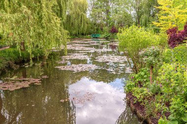 GIVERNY, FRANCE, 21 Mayıs 2015: Empresyonist bahçeler ve Claude Monet göletleri Giverny, Normandiya, Fransa