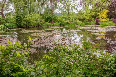 GIVERNY, FRANCE, 21 Mayıs 2015: Empresyonist bahçeler ve Claude Monet göletleri Giverny, Normandiya, Fransa