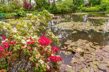 GIVERNY, FRANCE, 21 Mayıs 2015: Empresyonist bahçeler ve Claude Monet göletleri Giverny, Normandiya, Fransa