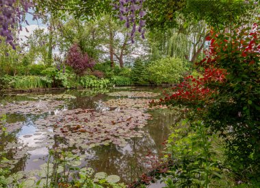 GIVERNY, FRANCE, 21 Mayıs 2015: Empresyonist bahçeler ve Claude Monet göletleri Giverny, Normandiya, Fransa