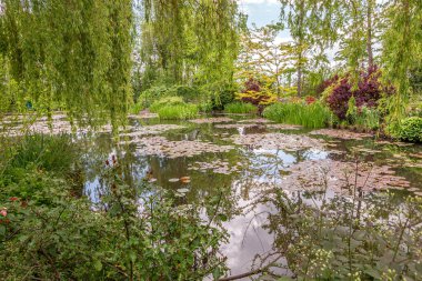 GIVERNY, FRANCE, 21 Mayıs 2015: Empresyonist bahçeler ve Claude Monet göletleri Giverny, Normandiya, Fransa