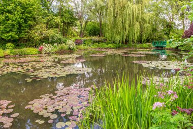 GIVERNY, FRANCE, 21 Mayıs 2015: Empresyonist bahçeler ve Claude Monet göletleri Giverny, Normandiya, Fransa