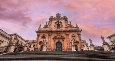 Modica, Sicilya, İtalya, 19 Haziran 2018: genelolarak barok şehrin Modica Duomo San Giorgio, 19 Haziran 2018, Modica, Sicilya, İtalya